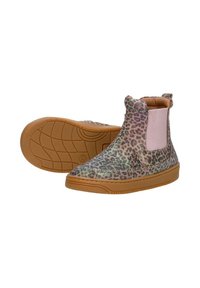 Leopardskin enkellaarsjes van stof met een tan rubberen zool. Voorzien van elastische zijpanelen en een ronde tekening.