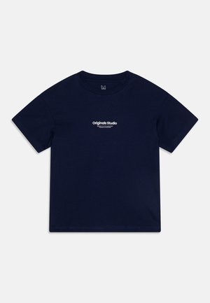 T-shirt in cotone blu navy con collo rotondo, maniche corte e testo bianco che recita "Originals Studio" sulla parte anteriore. Design semplice, senza motivi.