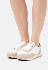 Tamaris Trainers - white/beige