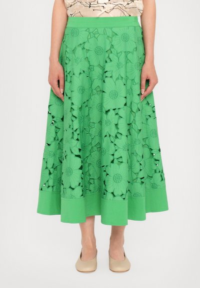 Falda verde con un diseño de corte floral, cinturilla lisa y longitud hasta la mitad de la pantorrilla, fabricada en tejido texturizado con un acabado suave.