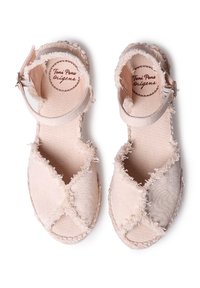 Sandali espadrille beige con cinturini in canvas sfilacciati e fibbia alla caviglia. Tessuto testurizzato con design incrociato, suola in juta e dettagli cuciti.