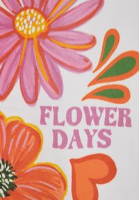 Kolorowa ilustracja kwiatowa z różowymi i pomarańczowymi kwiatami, zielonymi i pomarańczowymi liśćmi oraz napisem "FLOWER DAYS" w różowym kolorze.