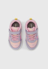 Baskets colorées pour enfants, arborant un design en maille à dégradé rose et violet, avec une semelle grise et une boucle de talon jaune.