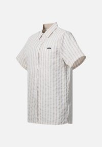 Chemise à manches courtes beige et blanche à rayures verticales, boutonnée, avec col et poche poitrine étiquetée "Seaside."