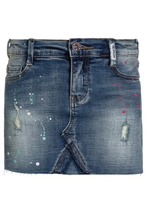 Denim mininederdel med slidte pletter, flerfarvede malesprøjt, frynset kant, knaplukning foran og bæltestropper.