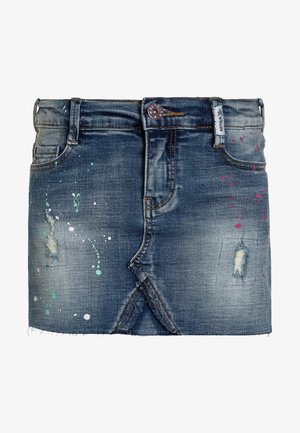 Denim mininederdel med slidte pletter, flerfarvede malesprøjt, frynset kant, knaplukning foran og bæltestropper.
