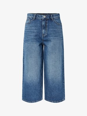 Jean denim bleu court à taille haute, jambes larges, avec boutons avant, fermeture éclair et design classique à cinq poches.