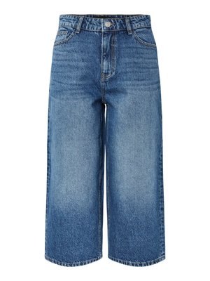 Magas derekú, széles szárú, rövidített fazonú kék farmernadrág elülső gombbal, cipzárral és klasszikus ötpántos zseb kialakítással.