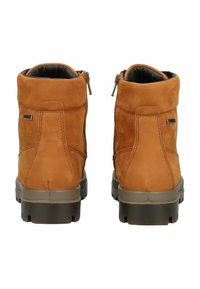 Stivali alla caviglia in suede marrone con chiusura a zip, colletto imbottito e suola in gomma texturizzata per una migliore aderenza. Presentano dettagli di cucitura.