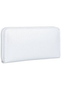 Portafoglio bianco in pelle con superficie textured, forma rettangolare sottile e chiusura con zip. Design minimalista senza loghi visibili.