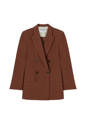 Ruskea kaksoisrintainen bleiser lovikäänteillä, neljä nappia, kaksi läppätaskua ja kaksi rintataskua, esitetty valkoisella taustalla.