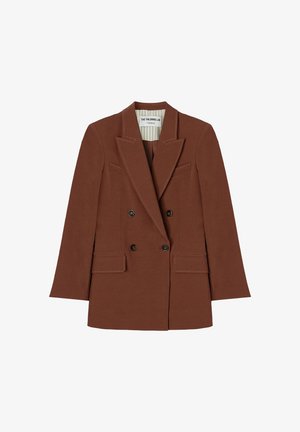 Blazer marrone doppiopetto con revers a incastro, quattro bottoni, due tasche con patta e due tasche a filetto sul petto, mostrato su sfondo bianco.