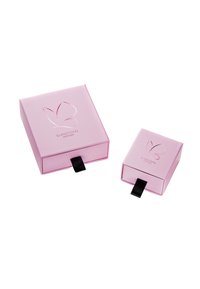 Dva ružové darčekové krabice, jedna väčšia a jedna menšia, s embosovaným logom motýľa na prednej strane a čiernymi ťahacími šnúrkami.