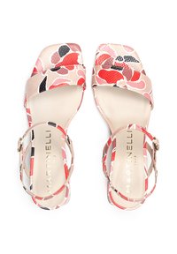 Sandali open-toe con un design floreale testurizzato nelle tonalità di rosso, rosa e nero; presentano una sottile cinghia alla caviglia e una soletta di un leggero color tan.