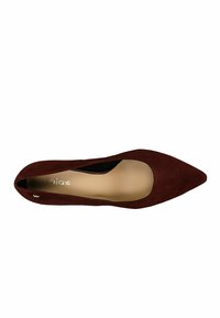 Décolleté in suede borgogna con tacco medio, punta affusolata, e lati scavati, con soletta beige. Il dettaglio del logo in argento sulla soletta aggiunge un tocco di branding discreto.