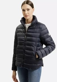 Granatowa kurtka puchowa z poziomym pikowaniem, wysokim kołnierzem, zamek błyskawiczny z przodu i bocznymi kieszeniami. Gładka faktura z subtelnym połyskiem.
