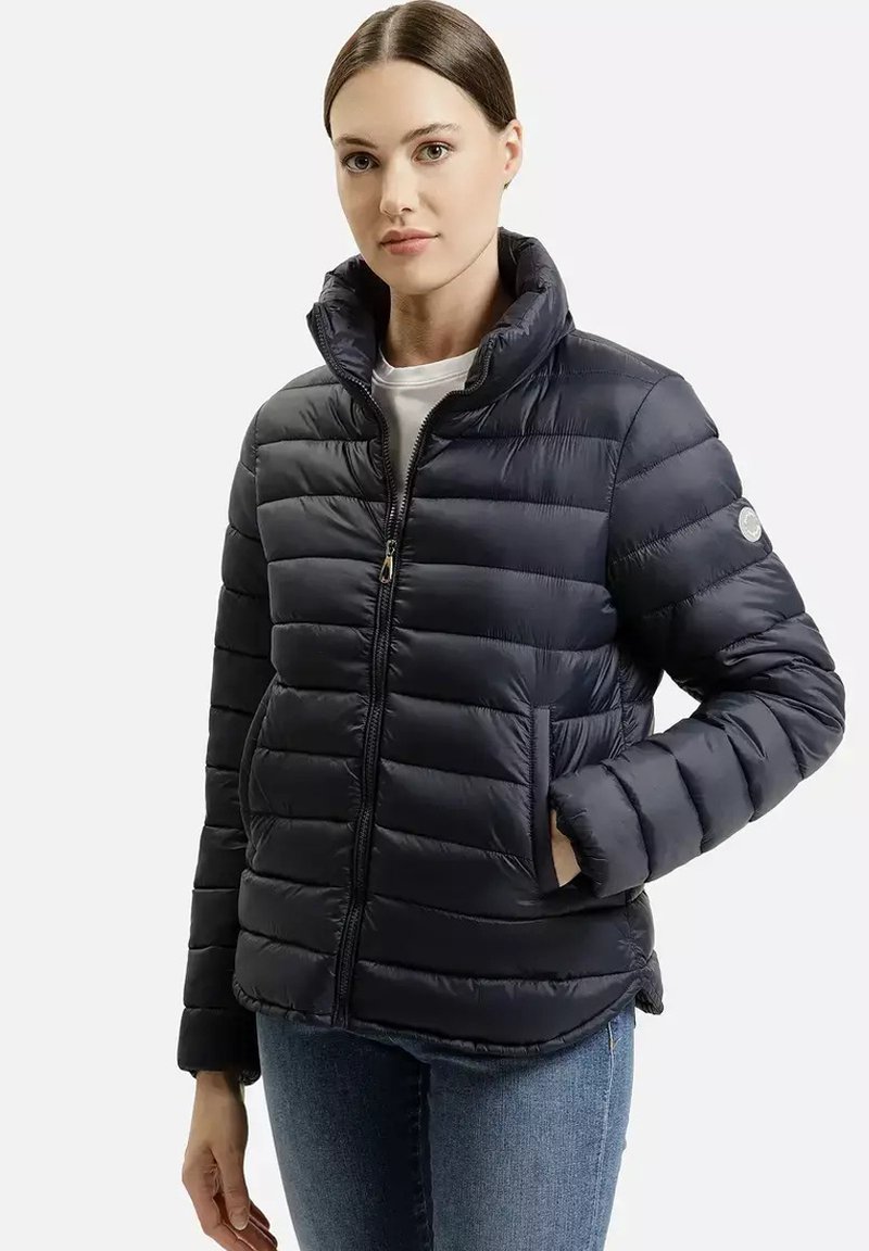 Granatowa kurtka puchowa z poziomym pikowaniem, wysokim kołnierzem, zamek błyskawiczny z przodu i bocznymi kieszeniami. Gładka faktura z subtelnym połyskiem.