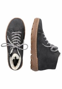 Graue Wildleder-Stiefeletten mit einer strukturierten Gummisohle, silbernen Schnürsenkeln und einem Kunstfellfutter, ausgestattet mit einem seitlichen Reißverschluss für ein einfaches An- und Ausziehen.