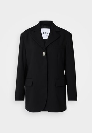 Sacou negru cu rever înclinat, două buzunare frontale și închidere cu un singur nasture, având un broșă decorativă. Textura materialului este netedă.