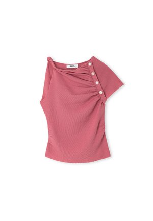 Top rosa polvo asimétrico de manga corta con tejido fruncido y cuatro botones decorativos blancos en un hombro.