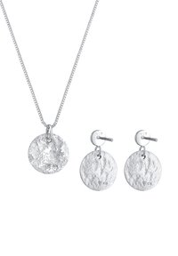 Sølv smykkesæt med en struktureret cirkulær vedhæng på en kæde og matchende cirkulære stud øreringe, alle stemplet "925" for sterlingsølv.