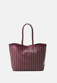 Borsa tote bordeaux con superficie texture e motivo geometrico. Presenta due manici lunghi e una parte superiore aperta per un facile accesso.