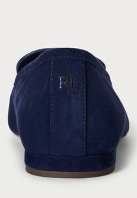 Granatowe zamszowe klapki na płaskim obcasie, z wyszywaną konstrukcją i wytłoczonym logo "RL" z tyłu. Gładka tekstura i minimalistyczne akcenty.