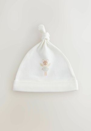 Valkoinen neulottu vauvan pipo, jossa solmu päällä. Siinä on painettu kuva siivekkäästä karhusta pehmeissä pastellisävyissä.