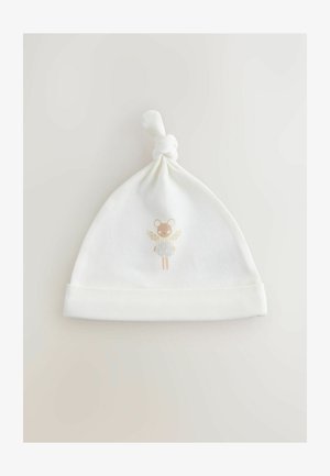 Bílá pletená dětská čepice s uzlem na vrcholu. Obsahuje potištěný motiv medvěda s křídly v jemných pastelových barvách.