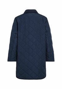 Navy modri podloženi plašč z diamantnim vzorcem, ovratnikom in dolgimi rokavi. Gladka tekstura in okrogel rob na dnu.
