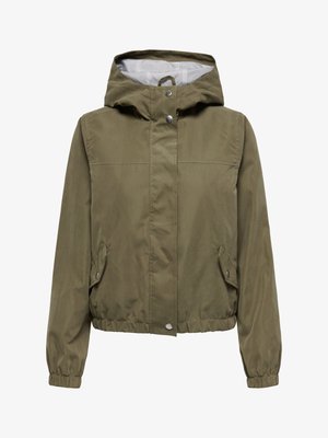 Oliivroheline kapuutsiga jakk, millel on esiäärsed trukkidega pandlad, kaks klapiga taskut trukkidega, elastsed varrukaservad ja kergelt kogutud äärestik.