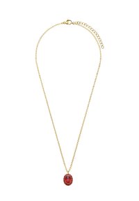 Gouden ketting met een verfijnde rode edelsteen hanger, omringd door een getextureerde rand van kleinere rode stenen. Verstelbare lengte met een karabijnsluiting.