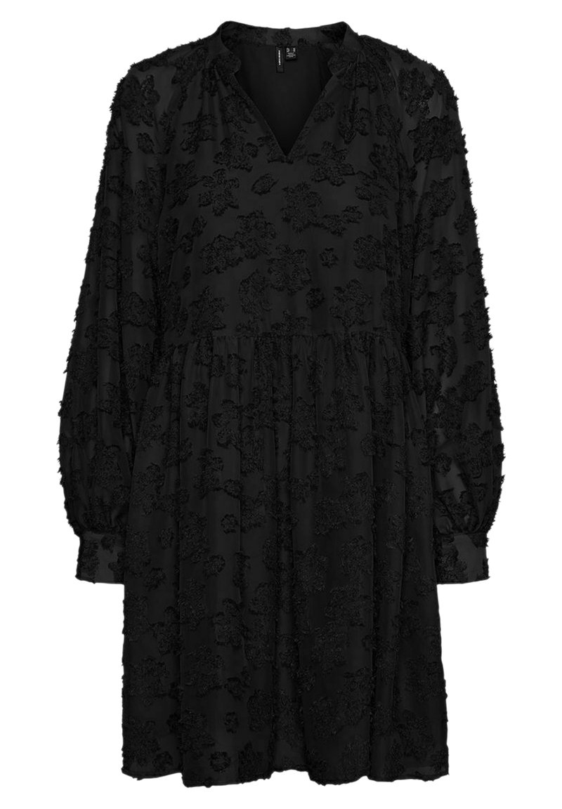 Robe noire à manches longues, avec une taille froncée et une broderie florale texturée sur toute la surface. Encolure en V avec de légers volants.