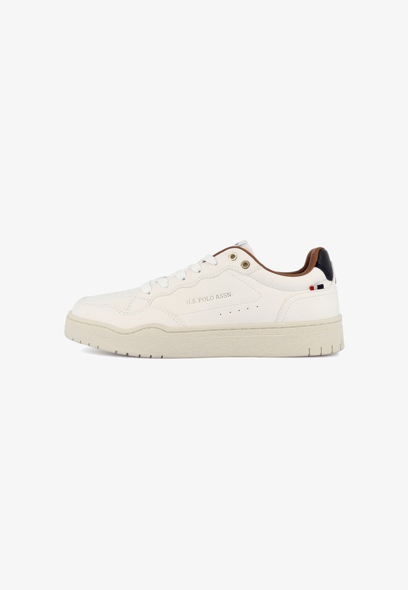 Baskets basses blanches avec semelle beige, design à lacets, marque U.S. Polo Assn. sur le côté et détails noirs et rouges sur le col du talon.