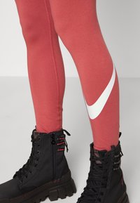 Nike Sportswear W NSW ESSNTL LGGNG SWOOSH MR - Leggings - Calças - canyon rust/white
