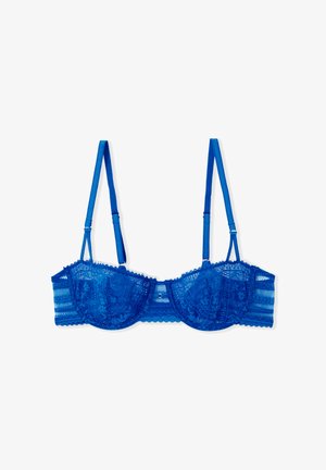Blauer Spitzen-BH mit aufwendigen floralen Mustern, Unterstützung durch Bügel, verstellbaren Trägern und einem Haken- und Ösenverschluss auf der Rückseite.
