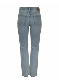 Helle blaue, gerade geschnittene Jeans mit hoher Taille und zwei Gesäßtaschen, vor einem weißen Hintergrund präsentiert.