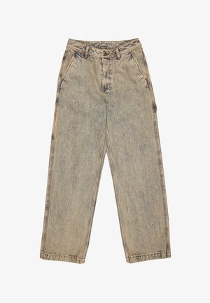 Faded grå løse jeans med frontknap, bæltests, sidelommer og en cargo-lomme på det højre ben.