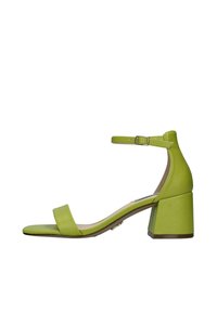 Sandal in pelle verde con tacco a blocco, cinturino alla caviglia e ampia fascia sulla punta, caratterizzata da una texture liscia e un design minimalista.