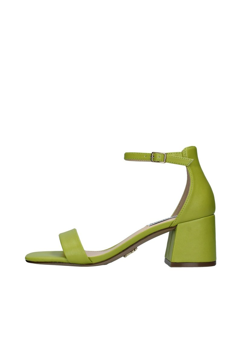 Sandal in pelle verde con tacco a blocco, cinturino alla caviglia e ampia fascia sulla punta, caratterizzata da una texture liscia e un design minimalista.