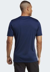 Marineblauw sport t-shirt van gladde stof, met korte mouwen, een ronde hals en witte strepen aan beide zijkanten.