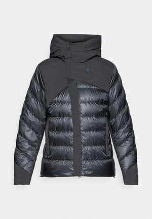 Sort isoleret jakke med hætte, der har en blanding af quiltede og glatte teksturer og en diagonalt design ved skuldrene med et logo.