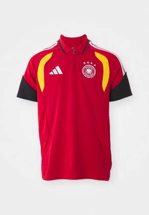 Polo shirt rouge à manches courtes, accents noirs, rayures jaunes et blanches, logo Adidas, blason de l'équipe nationale, et design à quatre étoiles au-dessus de l'emblème.