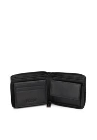 Atvērta melna ādas maks ar vairākiem karšu nodalījumiem un rāvējslēdzēja nodalījumu, kurā vienā pusē iespiests uzraksts „kazar”.