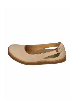 Beiger Lederschuh mit flacher Sohle, geschlossenem Zehenbereich, offenem Fersenriemen, gepolsterter Innensohle und brauner Gummisohle.