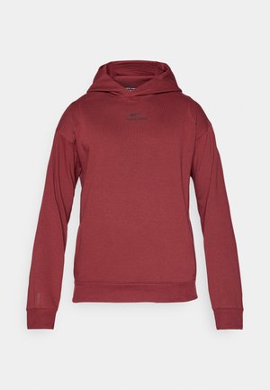 Sweatshirt com capuz vermelho, feito de tecido suave, com mangas longas, um bolso frontal e um discreto logo preto no peito.