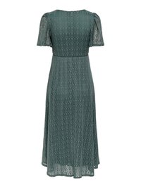 Robe midi en dentelle verte avec manches courtes bouffantes, taille cintrée et motif floral sur l'ensemble du tissu.