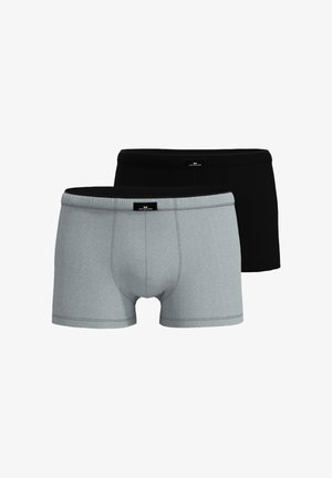 Zwei Herrenboxershorts, ein Paar in hellgrau und ein Paar in schwarz, vorderansichtig vor weißem Hintergrund dargestellt.
