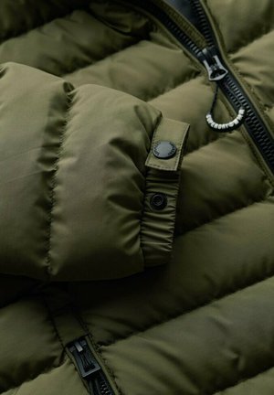 Groene gewatteerde jas met een ritssluiting, knoopdetail en een zachte, gestructureerde stof met een stevige quilt.