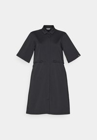 Abito camicia nero realizzato in tessuto morbido. Presenta un colletto, maniche corte, una cintura in vita e una vestibilità dritta, con dettagli di design minimalisti.